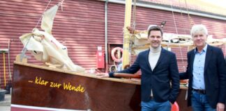 Segelfans (v. l.): Taufpate und Regionspräsident Steffen Krach und Harald Meier, Leiter der BBS 3, lobten das Gemeinschaftswerk der Bootsbau-AG.