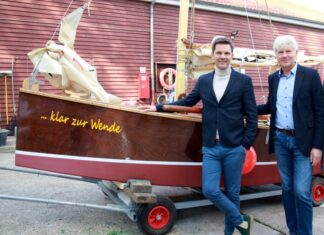 „Klar zur Wende“: Segelboot der BBS 3 sticht in See Segelfans (v. l.): Taufpate und Regionspräsident Steffen Krach und Harald Meier, Leiter der BBS 3, lobten das Gemeinschaftswerk der Bootsbau-AG.