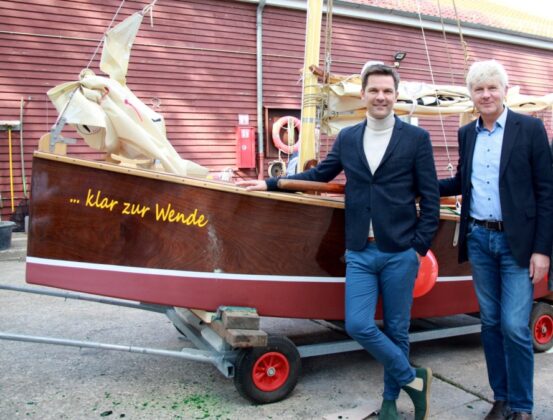 Segelfans (v. l.): Taufpate und Regionspräsident Steffen Krach und Harald Meier, Leiter der BBS 3, lobten das Gemeinschaftswerk der Bootsbau-AG.