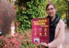 Stellvertretende Gleichstellungsbeauftragte Sabrina Krinitzky mit dem Plakat zur Kampagne.