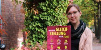 Stellvertretende Gleichstellungsbeauftragte Sabrina Krinitzky mit dem Plakat zur Kampagne.