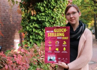 Langenhagen unterstützt UN-Frauenrechtskonvention Stellvertretende Gleichstellungsbeauftragte Sabrina Krinitzky mit dem Plakat zur Kampagne.