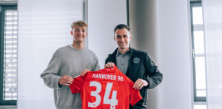 Talent aus der 96-Akademie: Yannik Lührs unterschreibt ersten Profivertrag.