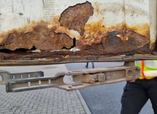 Großkontrolle zur Ladungssicherung auf der A2 Durchgerostete Anhängertür am Heck eines kontrollierten Lkw.