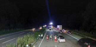 Großes Trümmerfeld nach Verkehrsunfall auf der A7