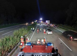 Ortsfeuerwehr Altwarmbüchen unterstützt nach Unfall auf der A7 Großes Trümmerfeld nach Verkehrsunfall auf der A7