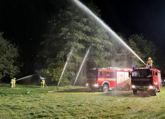 Ortsfeuerwehr Langenhagen trainiert Zusammenspiel mit dem THW bei der Wasserförderung Ortsfeuerwehr Langenhagen trainiert Zusammenspiel mit dem THW