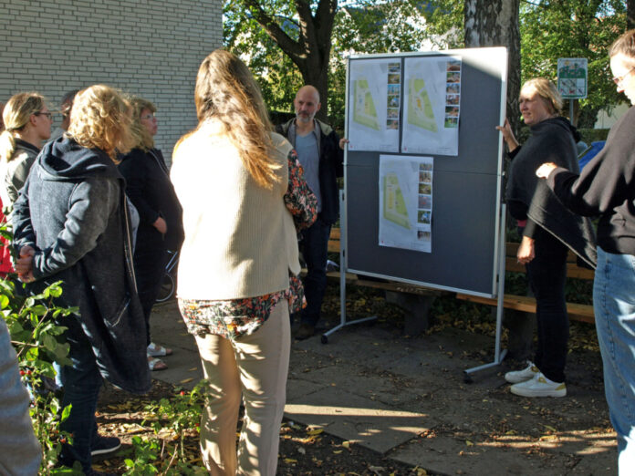Lena Timm, Sonja Griebenow und Thomas Köllermeier (v. re.) erhielten bei der Vorstellung erster Ideen für die Umgestaltung des Parks am Süntelweg hilfreiche Hinweise für die weiteren Planungen.