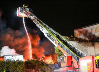 Lagerhalle einer Autoverwertung in Misburg steht in Vollbrand Feuerwehreinsatz
