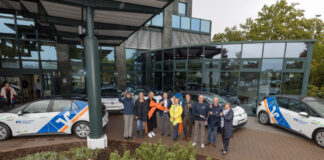Glückliche Gesichter: Fünf gemeinützige Initiativen freuen sich über je ein eVRmobil-Fahrzeug.