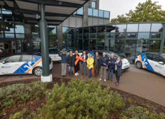 Hannoversche Volksbank unterstützt gesellschaftliches und ehrenamtliches Engagement mit mehr als 150.000 Euro Glückliche Gesichter: Fünf gemeinützige Initiativen freuen sich über je ein eVRmobil-Fahrzeug.