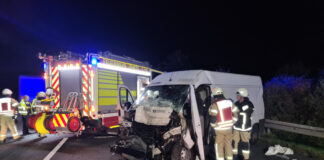 Eingeklemmte Person musste durch die Feuerwehr befreit werden.