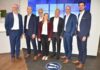 Volksbank-Vorstand Gerhard Oppermann, Björn Wunram, Regionaldirektor Lars Runge, Nadine Fölger, Andreas Mohnke, Daniel Röckes und Maximilian Schulz (von links)