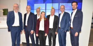Volksbank-Vorstand Gerhard Oppermann, Björn Wunram, Regionaldirektor Lars Runge, Nadine Fölger, Andreas Mohnke, Daniel Röckes und Maximilian Schulz (von links)
