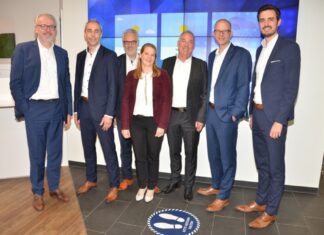 Abschied nach 47 Berufsjahren Volksbank-Vorstand Gerhard Oppermann, Björn Wunram, Regionaldirektor Lars Runge, Nadine Fölger, Andreas Mohnke, Daniel Röckes und Maximilian Schulz (von links)