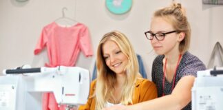 2 Frauen an Nähmaschine