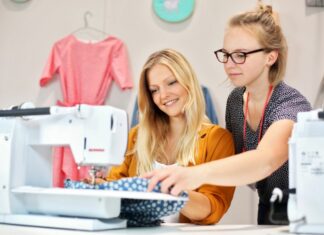 Umfassendes Workshop-Programm auf der infa kreativ 2 Frauen an Nähmaschine