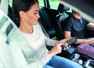 WhatsApp Account sichern -Warnmeldung- frau mit smartphone