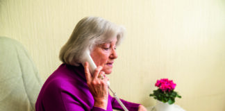 Seniorin am Telefon