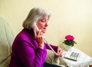 Erneute Warnung vor Trickbetrügereien nach sogenannten „Schockanrufen“ Seniorin am Telefon