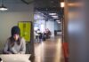 Frau am Laptop im Coworking-Space