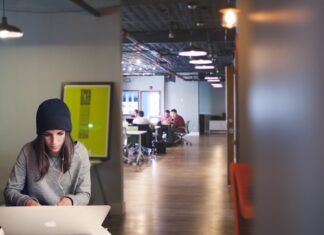 Neue Arbeitswelten in Langenhagen – Diskutieren Sie mit! Frau am Laptop im Coworking-Space