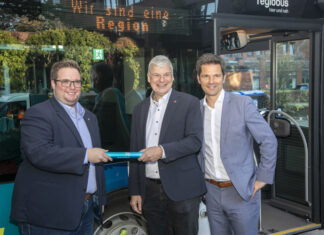 Kommunen nutzen Gelegenheit zum Austausch auf der Bustour durch die Region Kommunen nutzen Gelegenheit zum Austausch auf der Bustour durch die Region