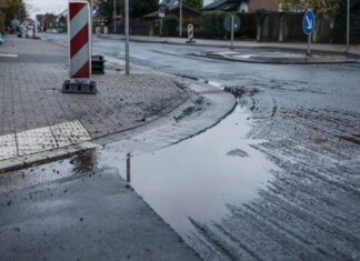 Reuterdamm: Einbau der Asphaltdeckschicht musste witterungsbedingt abgebrochen werden Fahrbahnsanierung