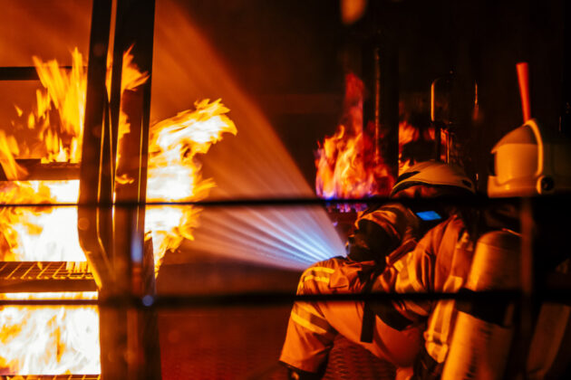 120 Atemschutzgeräteträger der Feuerwehren aus dem Stadtgebiet Lehrte trainieren in Brandsimulationsanlage.