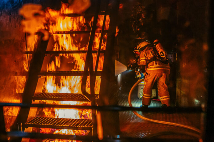 120 Atemschutzgeräteträger der Feuerwehren aus dem Stadtgebiet Lehrte trainieren in Brandsimulationsanlage.
