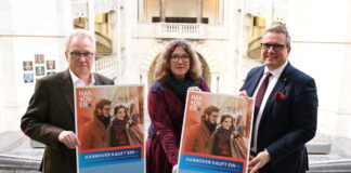 (vo.li.) Peter Busche, Erster Vorsitzender der Gemeinschaft Kirchroder Kaufleute e. V., Anja Ritschel, Wirtschafts- und Umweltdezernentin der Landeshauptstadt, und Martin Prenzler, Geschäftsführer der City-Gemeinschaft Hannover e. V., freuen sich gemeinsam über die gestartete Kampagne.