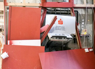 Zeugenaufruf: Geldautomat in Altwarmbüchen von Unbekannten gesprengt Geldautomat in Altwarmbüchen von Unbekannten gesprengt