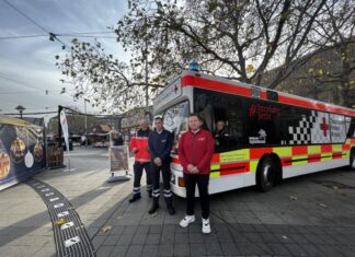 Impfen auf dem Weihnachtsmarkt Hannover DRK-Impfbus auf dem Weihnachtsmarkt