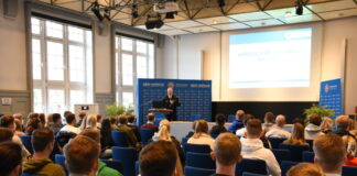 Carsten Rose, Direktor der Polizeiakademie Niedersachsen, begrüßt die Studierenden am Studienort Nienburg.