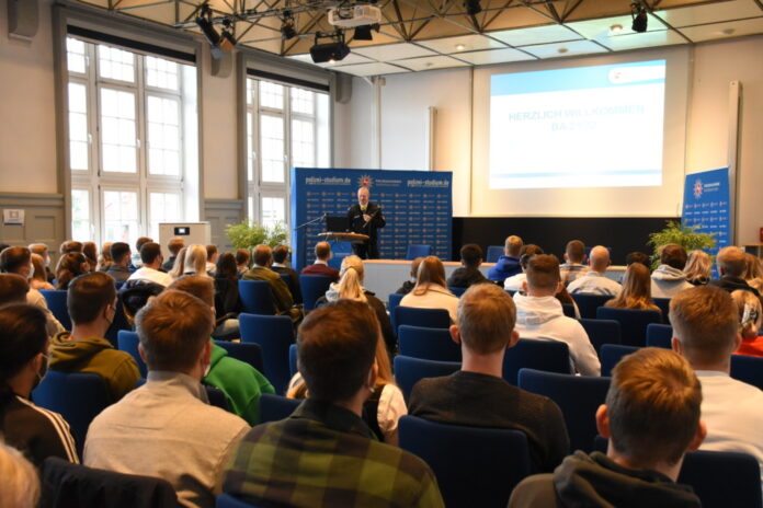 Carsten Rose, Direktor der Polizeiakademie Niedersachsen, begrüßt die Studierenden am Studienort Nienburg.
