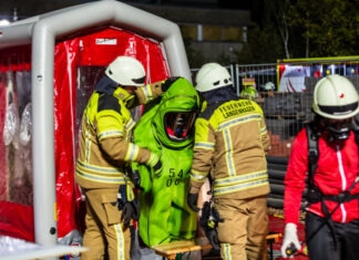Fass mit Säure durch Gabelstapler beschädigt Feuerwehr Gefahrguteinsatz - Dekontamination