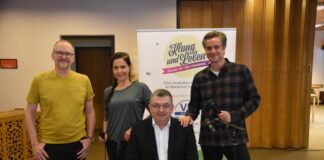 Andreas Meyer (Piano), Maike Helbig (Gesang), Marko Volck (Hannoversche Volksbank) und Oliver Perau (Gesang, von links) freuen sich über die Unterstützung durch die VR-Stiftung und die Hannoversche Volksbank.