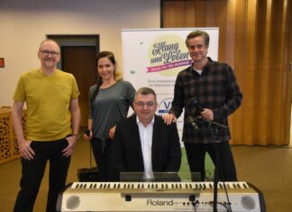 VR-Stiftung und Hannoversche Volksbank unterstützen Klang und Leben e.V. Andreas Meyer (Piano), Maike Helbig (Gesang), Marko Volck (Hannoversche Volksbank) und Oliver Perau (Gesang, von links) freuen sich über die Unterstützung durch die VR-Stiftung und die Hannoversche Volksbank.