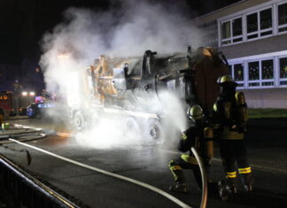 LKW brennt vor Grundschule in Garbsen Lkw-Brand