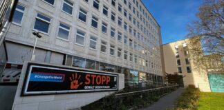 Ein Banner vor dem Regionshaus macht auf den Orange Day 2022 aufmerksam.
