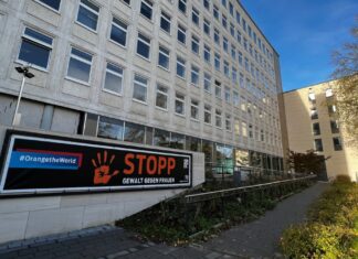 Region Hannover nimmt an Orange Day 2022 teil Ein Banner vor dem Regionshaus macht auf den Orange Day 2022 aufmerksam.