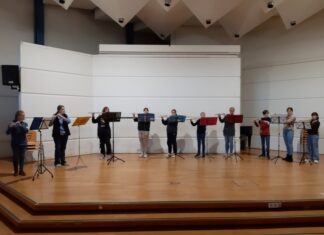 Herbstkonzert der Musikschule live in der Aula des Schulzentrums Querflöten-Ensemble der Musikschule Langenhagen