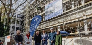 Richtfest: Feiern den Abschluss der Rohbauarbeiten am Verwaltungsneubau Akazienstraße (v. l.) Architekt Sascha Meineke, Gebäudedezernentin Cordula Drautz, Architekt Claus-Peter Schulze, Regionspräsident Steffen Krach, Bauingenieur Joachim Beike und Cora Hermenau, Dezernentin für Öffentliche Sicherheit.