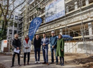 Neubau am Regionscampus: Richtkranz für das Verwaltungsgebäude Richtfest: Feiern den Abschluss der Rohbauarbeiten am Verwaltungsneubau Akazienstraße (v. l.) Architekt Sascha Meineke, Gebäudedezernentin Cordula Drautz, Architekt Claus-Peter Schulze, Regionspräsident Steffen Krach, Bauingenieur Joachim Beike und Cora Hermenau, Dezernentin für Öffentliche Sicherheit.