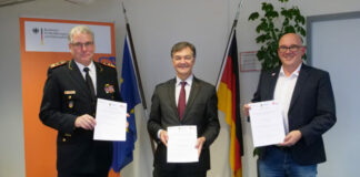 (v.l.) DFV-Präsident Karl-Heinz Banse, BBK-Präsident Ralph Tiesler und vfdb-Präsident Dirk Aschenbrenner.