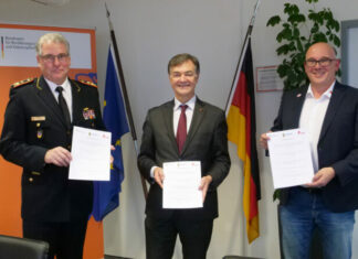 BBK, DFV und vfdb wollen Fähigkeiten in Selbstschutz und Selbsthilfe stärker fördern (v.l.) DFV-Präsident Karl-Heinz Banse, BBK-Präsident Ralph Tiesler und vfdb-Präsident Dirk Aschenbrenner.