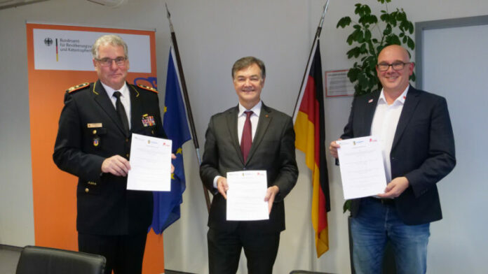 (v.l.) DFV-Präsident Karl-Heinz Banse, BBK-Präsident Ralph Tiesler und vfdb-Präsident Dirk Aschenbrenner.