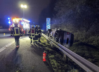 PKW verunfallt auf Autobahn A2 zwischen Garbsen und Herrenhausen Verkehrsunfall auf die Autobahn BAB A2 zwischen Garbsen und Hannover-Herrenhausen.