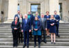 Ministerpräsident Stephan Weil im Kreise der neu ernannten Ministerinnen und Minister der Landesregierung.