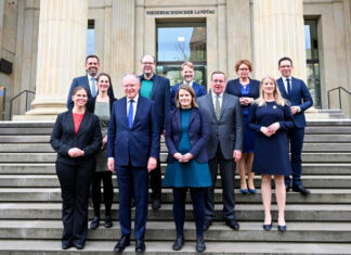 Niedersächsischer Landtag wählt Stephan Weil zum Ministerpräsidenten Ministerpräsident Stephan Weil im Kreise der neu ernannten Ministerinnen und Minister der Landesregierung.
